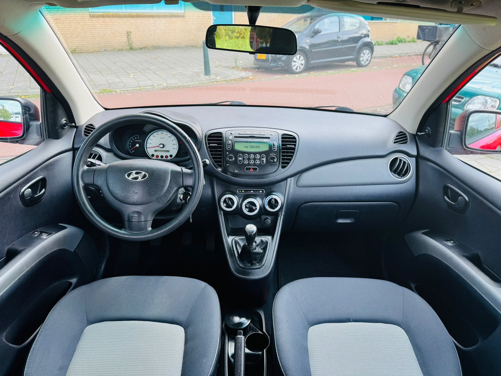 Foto 24 van Hyundai i10 1.1 I 5DR 2008 Rood