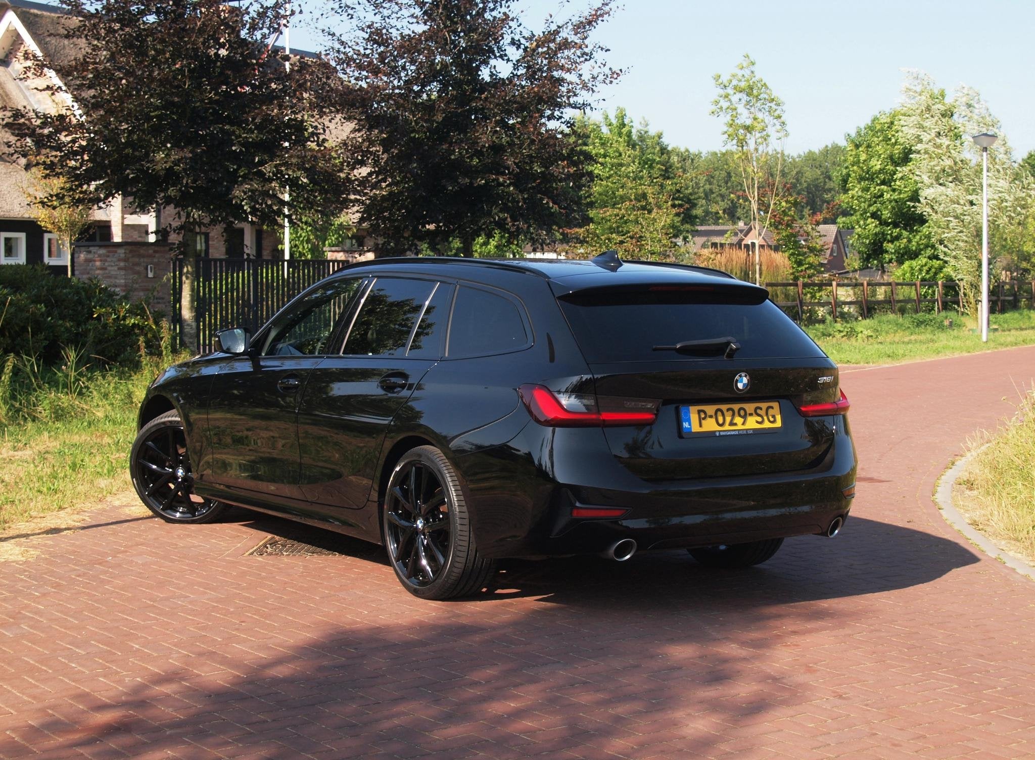 BMW 3-serie Touring 318i Business Edition | Black Optic | Ap, Auto's, 1998 cc, Gebruikt, 1535 kg, Leder en Stof