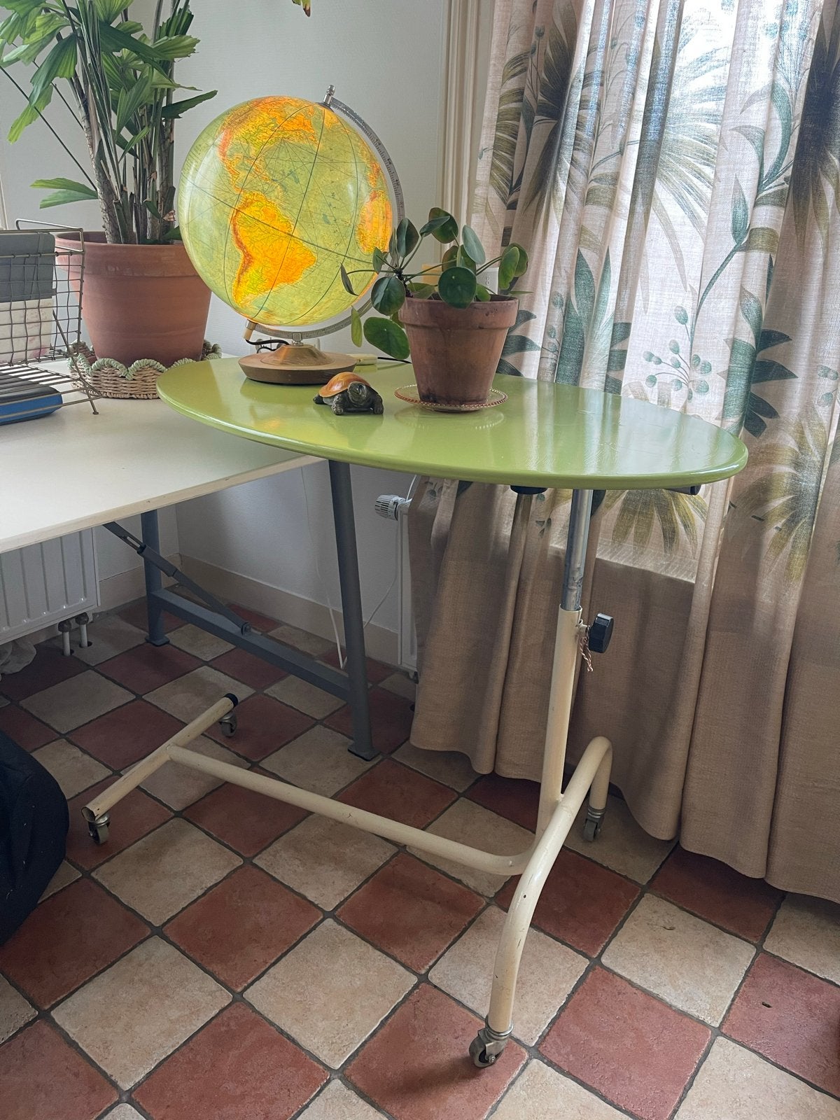 Vintage ziekenhuistafel - ecru onderstel, groen blad, Ophalen