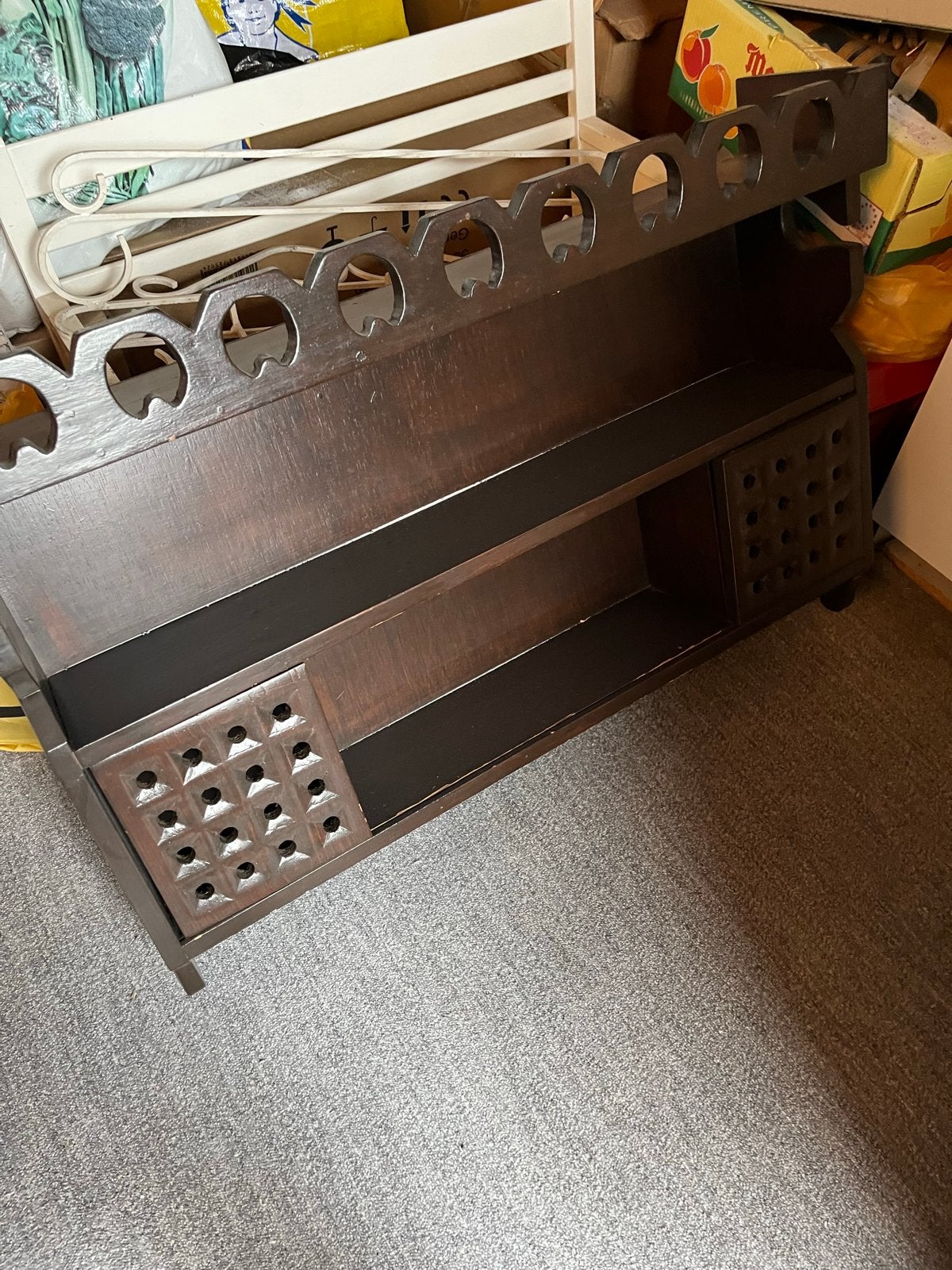 Vintage houten wandrek met decoratieve details, Gebruikt, 100 tot 150 cm, 25 tot 50 cm, Overige houtsoorten