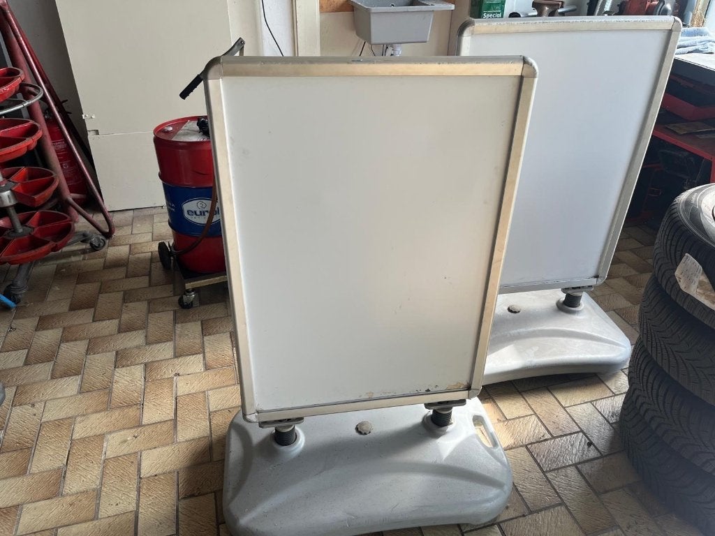 Twee stoepborden met watergevulde voet, Ophalen of Verzenden, Gebruikt, Reclamebord
