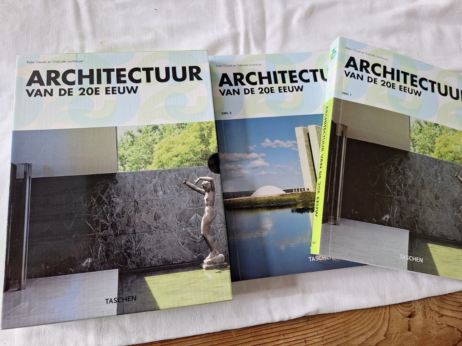 Architectuur van de 20e Eeuw - Gossel & Gabriele Leuthä, Boeken, Ophalen of Verzenden, Zo goed als nieuw, Architectuur algemeen