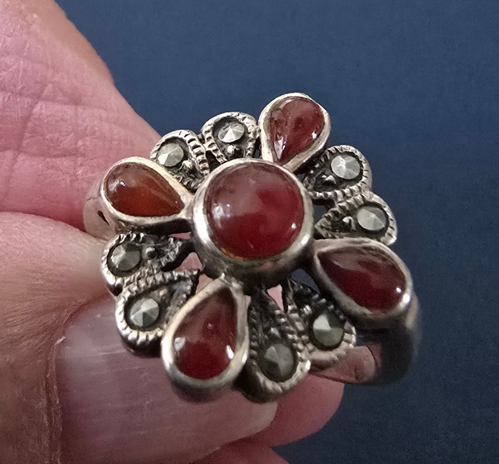 Zilveren ring met carneool en markesietjes, Ophalen of Verzenden, Dame, Zilver, Zilver