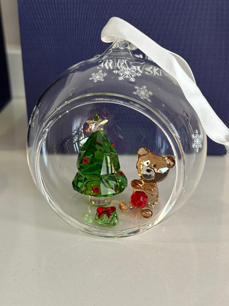 Swarovski kerstbal beer met boom, Ophalen of Verzenden, Zo goed als nieuw, Figuurtje