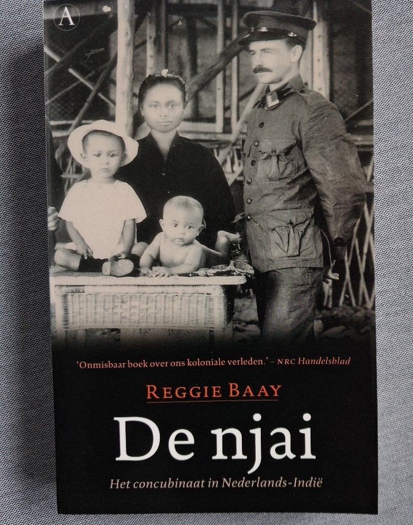 Gesigneerd - De njai - Het concubinaat in Ned.-Indië, Ophalen of Verzenden, Zo goed als nieuw, Reggie Baay
