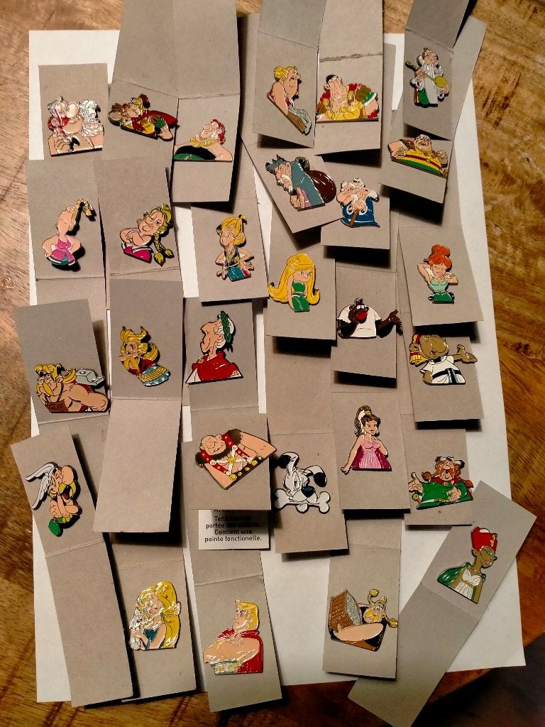 Asterix en Obelix Atlas Uitgeverij strip pins romein strip, Verzenden, Zo goed als nieuw, Overige onderwerpen