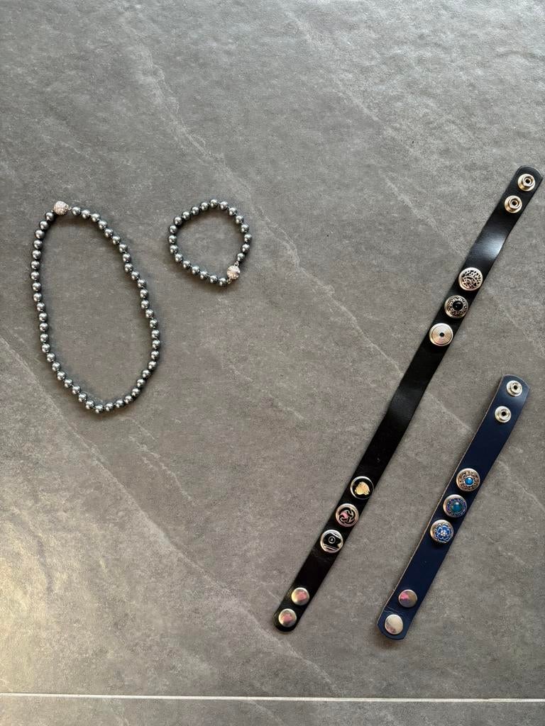 Parelvormige armband en ketting - grijs met magneet sluiting, Ophalen, Zo goed als nieuw
