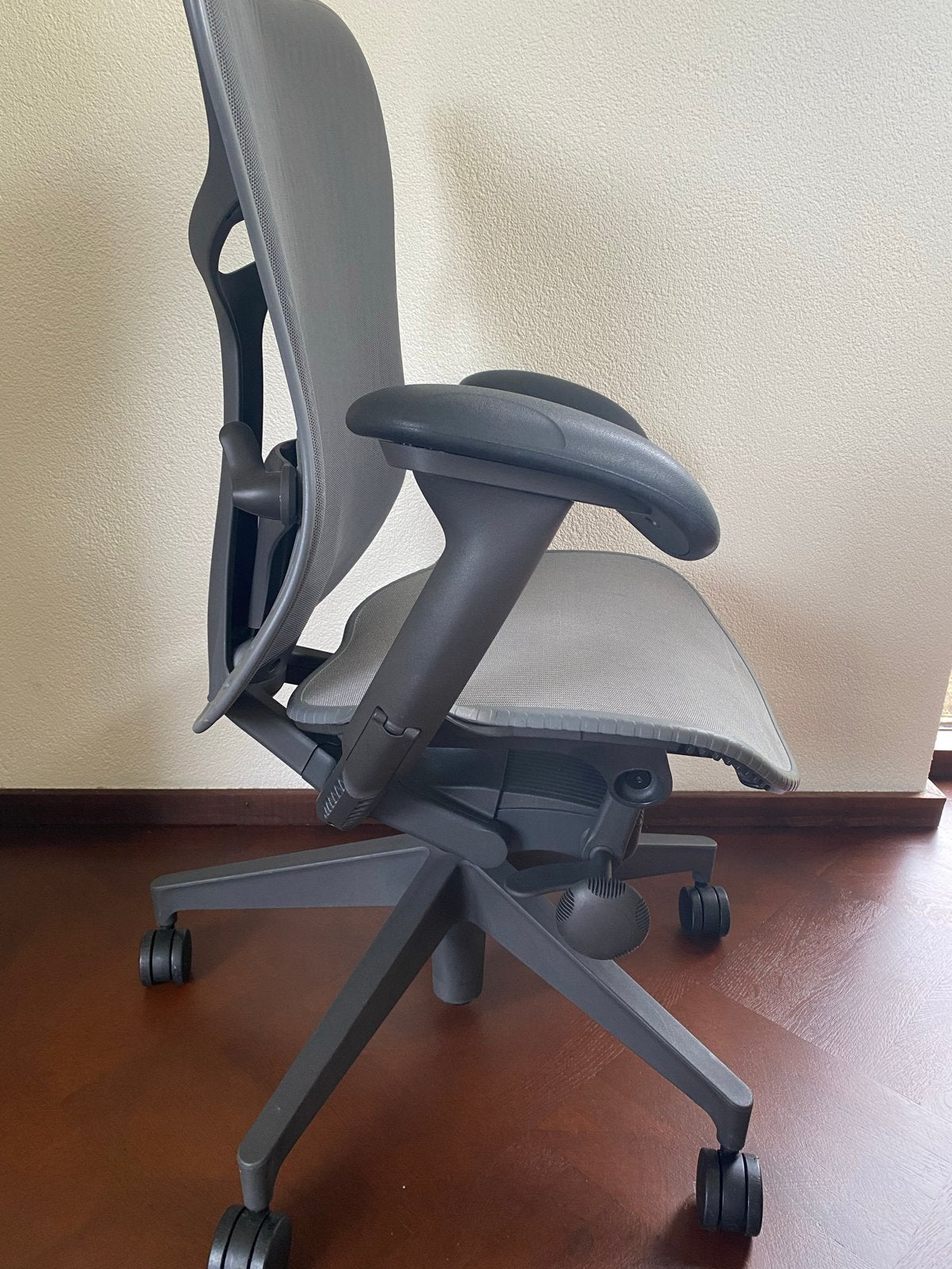 Foto 4 van Herman Miller Aeron Classic Graphite ergonomische bureaustoe