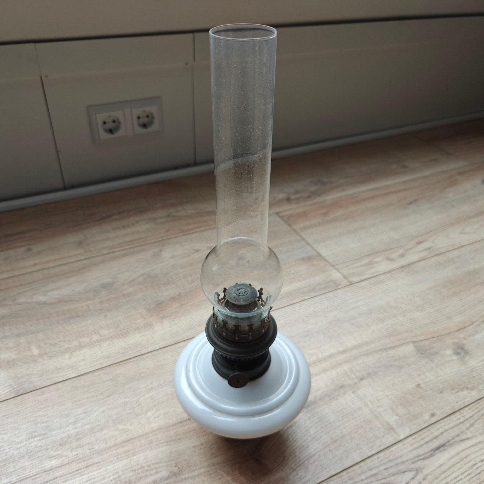 Antieke olielamp met witte voet, Ophalen of Verzenden