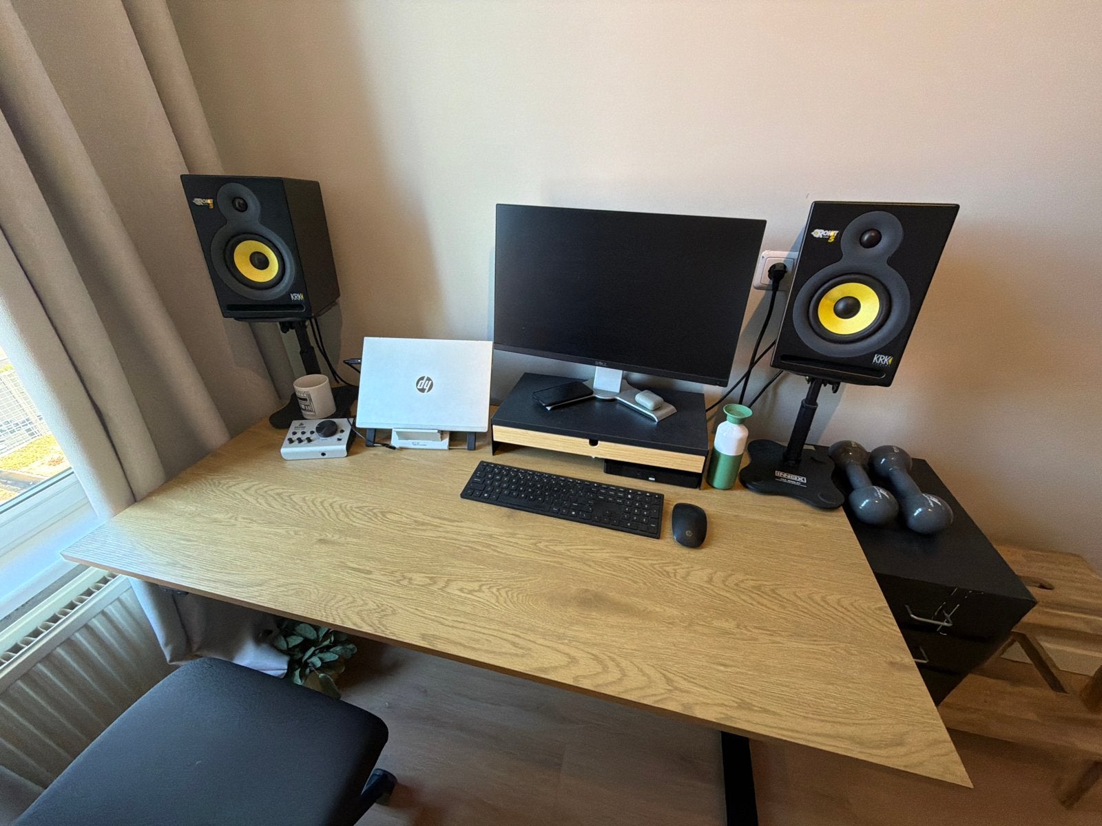 Jysk Svaneke Zit-sta Bureau 70x140 met kabelgoot, Ophalen, Zit-sta bureau, Spaanplaat of MDF, Zo goed als nieuw
