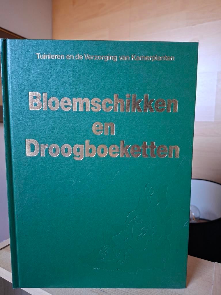 Boeken over bloemschikken, paarden en honden, Boeken, Ophalen