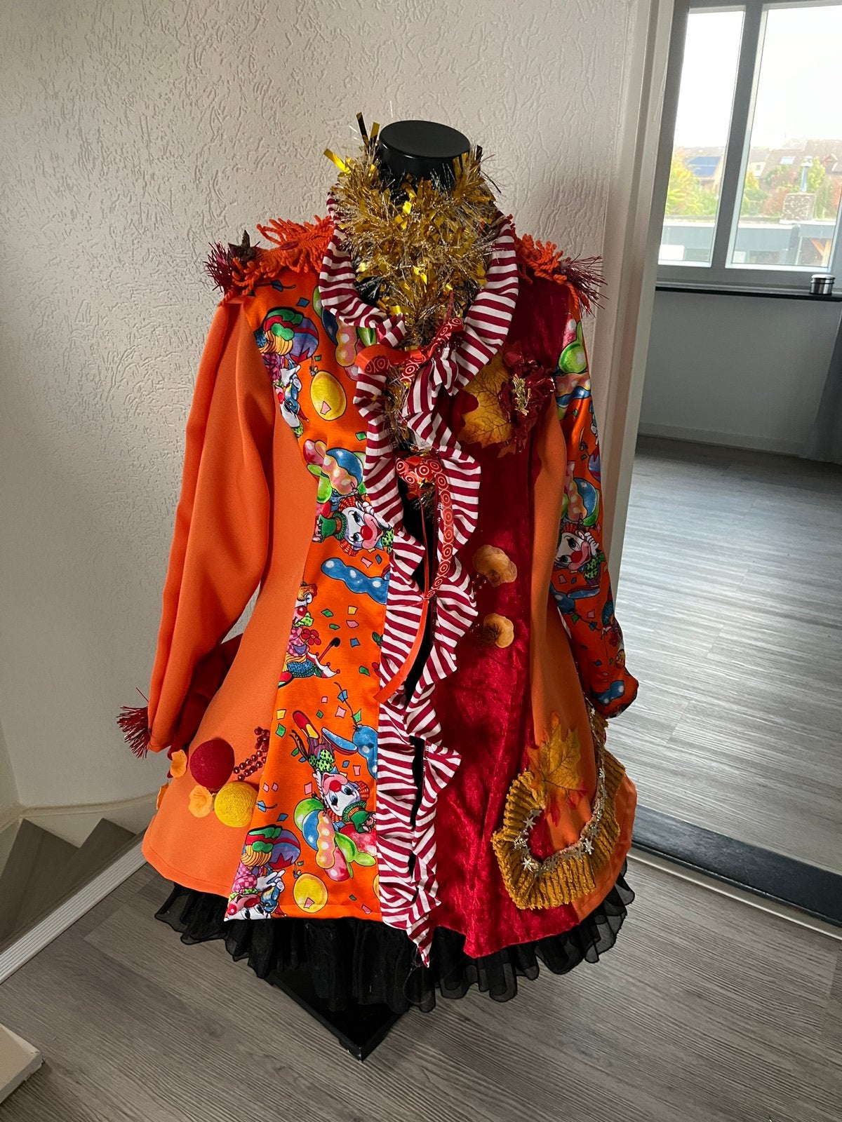 Geweldig vrolijke rood/oranje nieuwe Carnavalsjas . Maat L, Kleding | Dames, Carnaval, Maat 42/44 (L), Nieuw, Ophalen of Verzenden