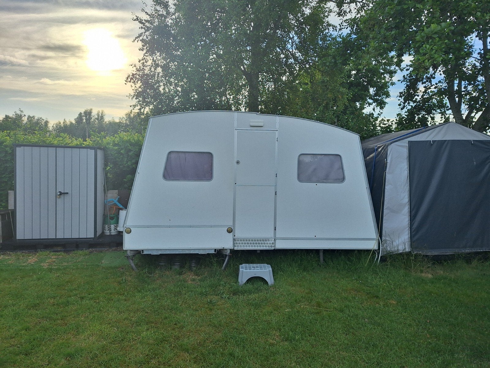 Klap caravan zonder triangel, ideaal voor vaste standpla, Vast bed, Tot en met 2, 4 tot 5 meter, Openslaande ramen