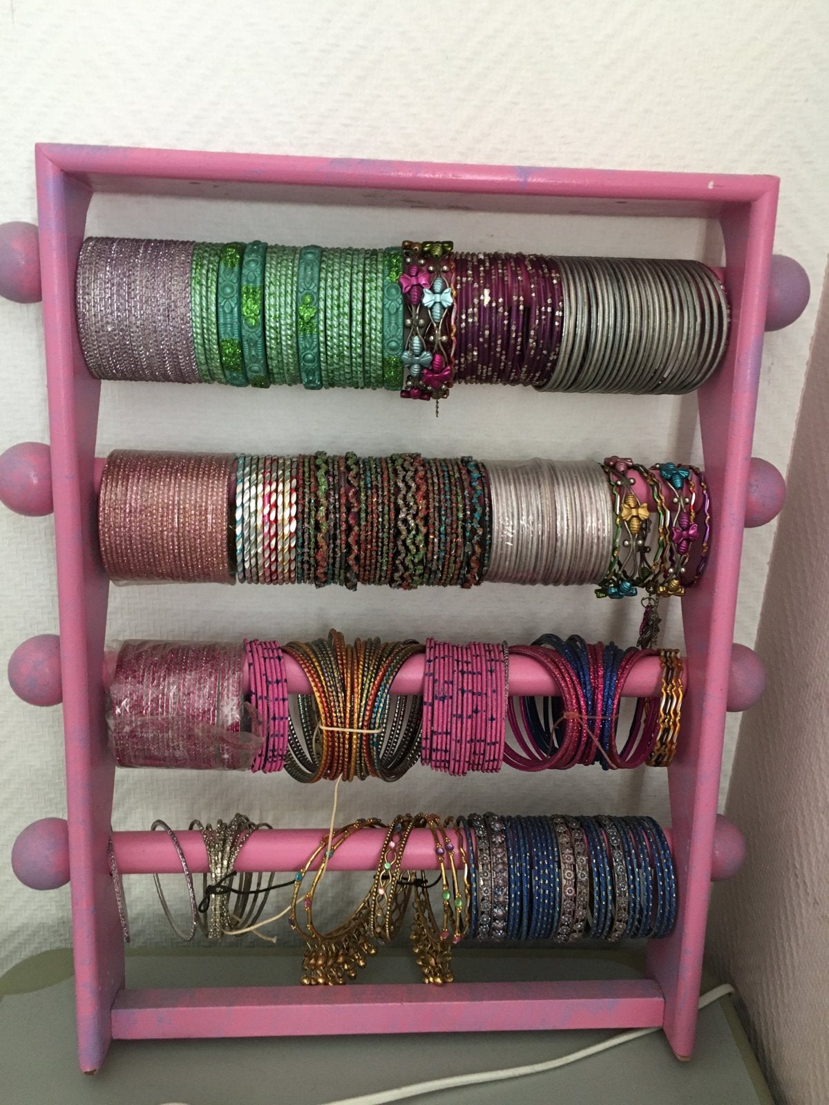 Roze rek met diverse Indiase armbanden (chooriyan), Overige materialen, Gebruikt, Ophalen of Verzenden, Roze