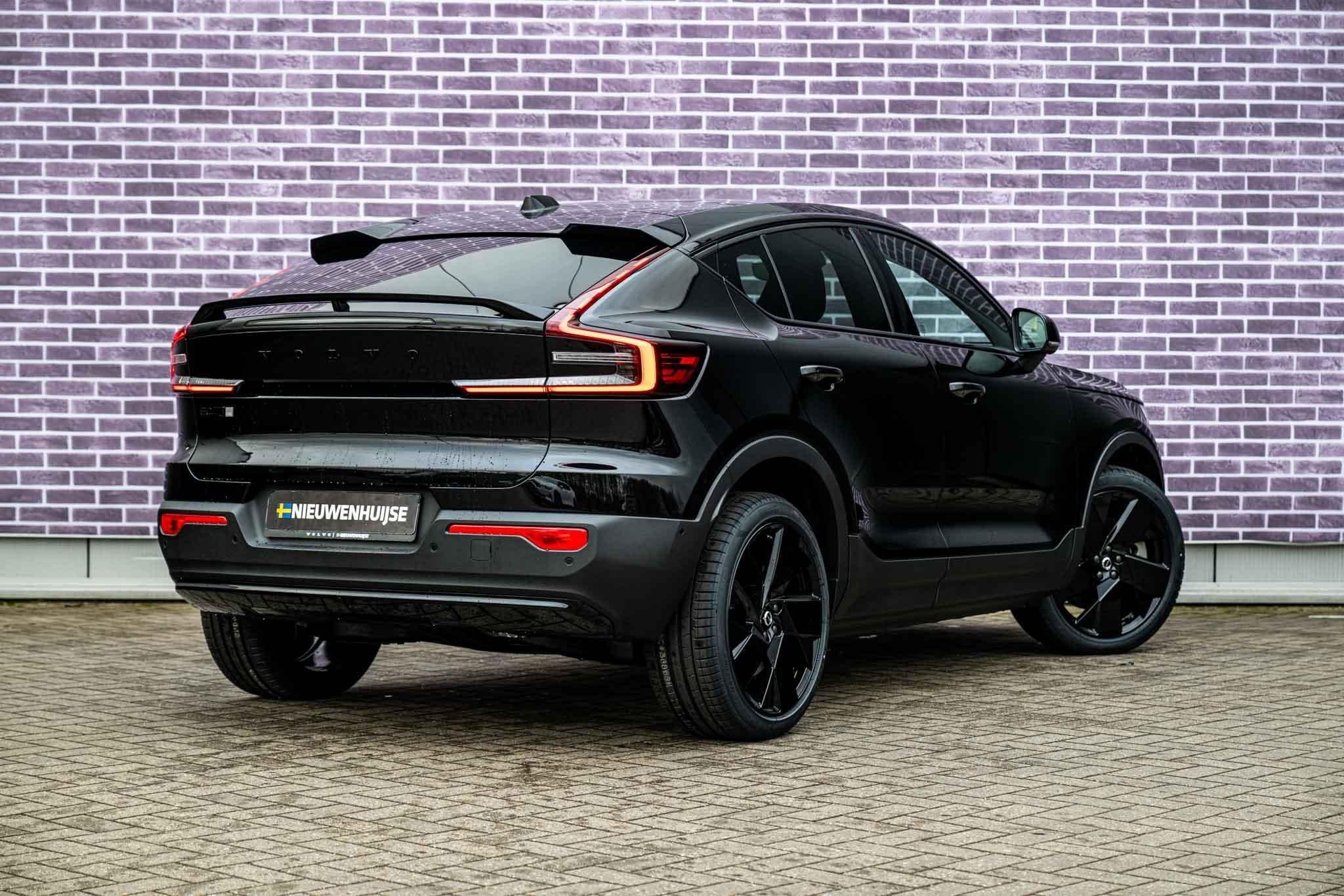 Volvo EC40 Twin Motor Ultra Black Edition Europa 82 kWh | 18, Auto's, Automaat, 12 maanden, 82 kWh, Zwart