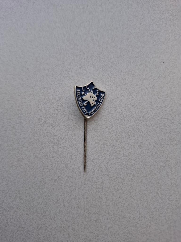 Vintage speldje pin prikker steekspeld voetbal, Verzamelen, Speldjes, Pins en Buttons, Sport, Ophalen of Verzenden