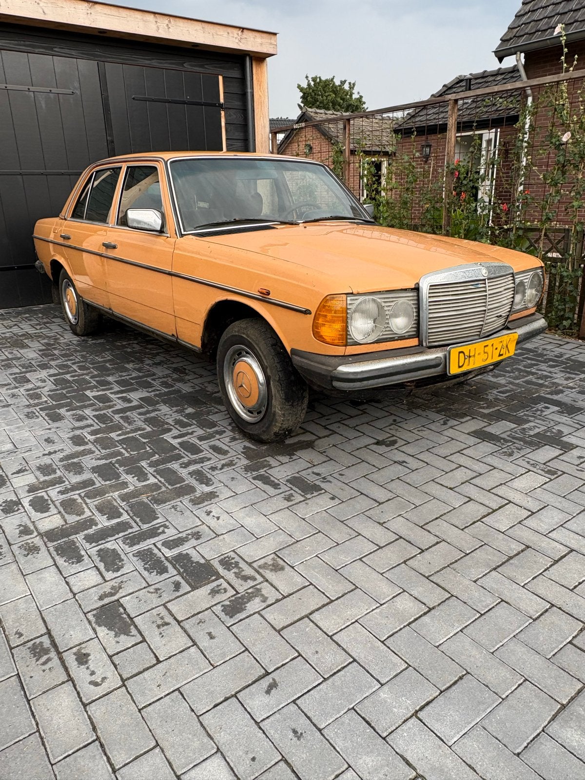 Mercedes-Benz 200-Serie 2.0 200 D 1979 origineel Nederlands, Auto's, Voorwielaandrijving, Leder en Stof, Geel, Mercedes-Benz