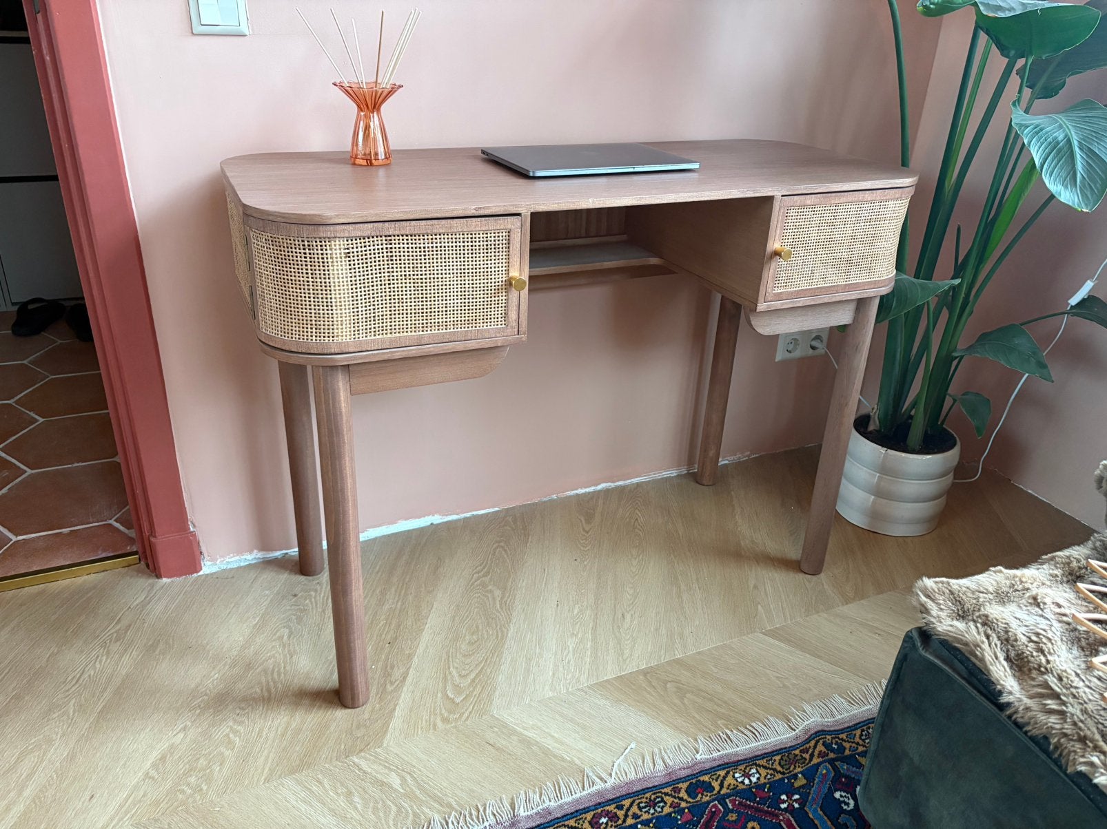 Nieuw houten bureau met rotan deurtjes, Huis en Inrichting, Bureaus, Ophalen, Nieuw