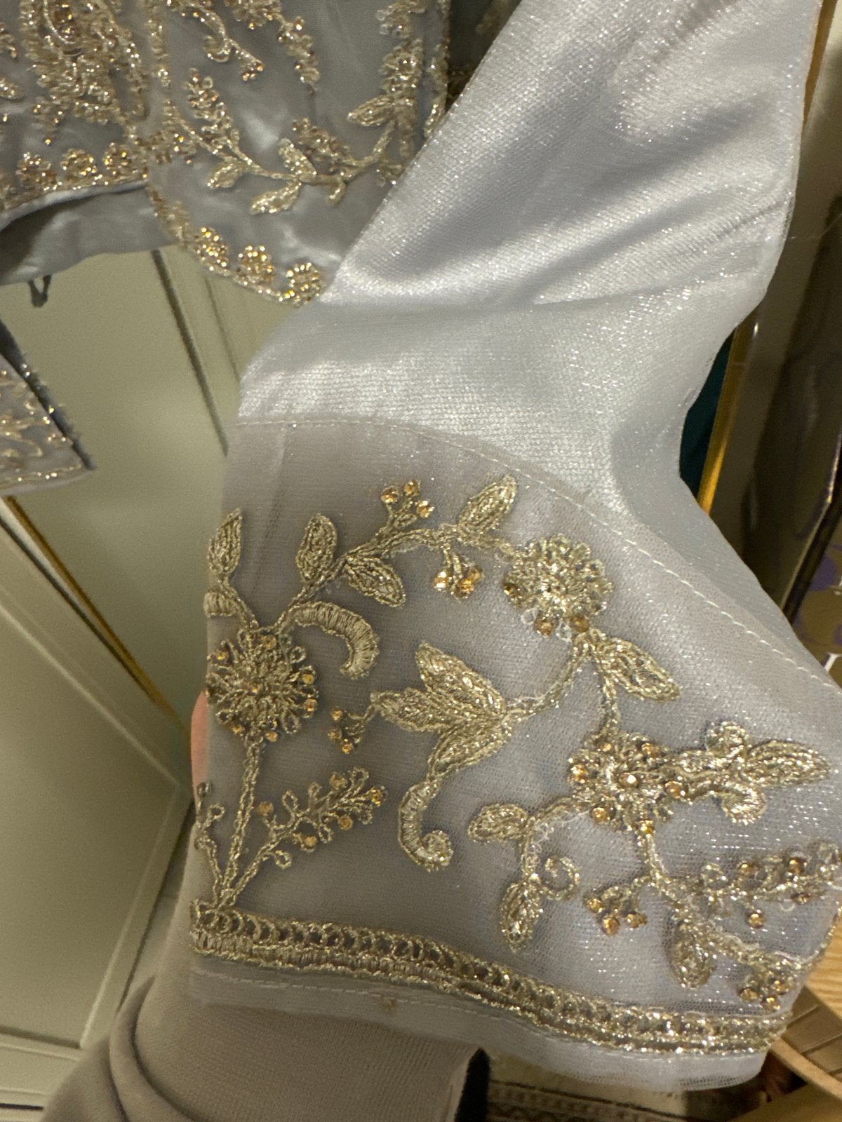 Prachtige grijze Indiase lengha met gouden borduursels, Kleding | Dames, Ophalen, Galajurk, Zo goed als nieuw, Maat 36 (S)