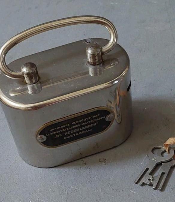 Vintage spaarpot 'De Nederlanden' met sleutels, Ophalen of Verzenden, Gebruikt, Metaal of Blik, Object of Gebouw