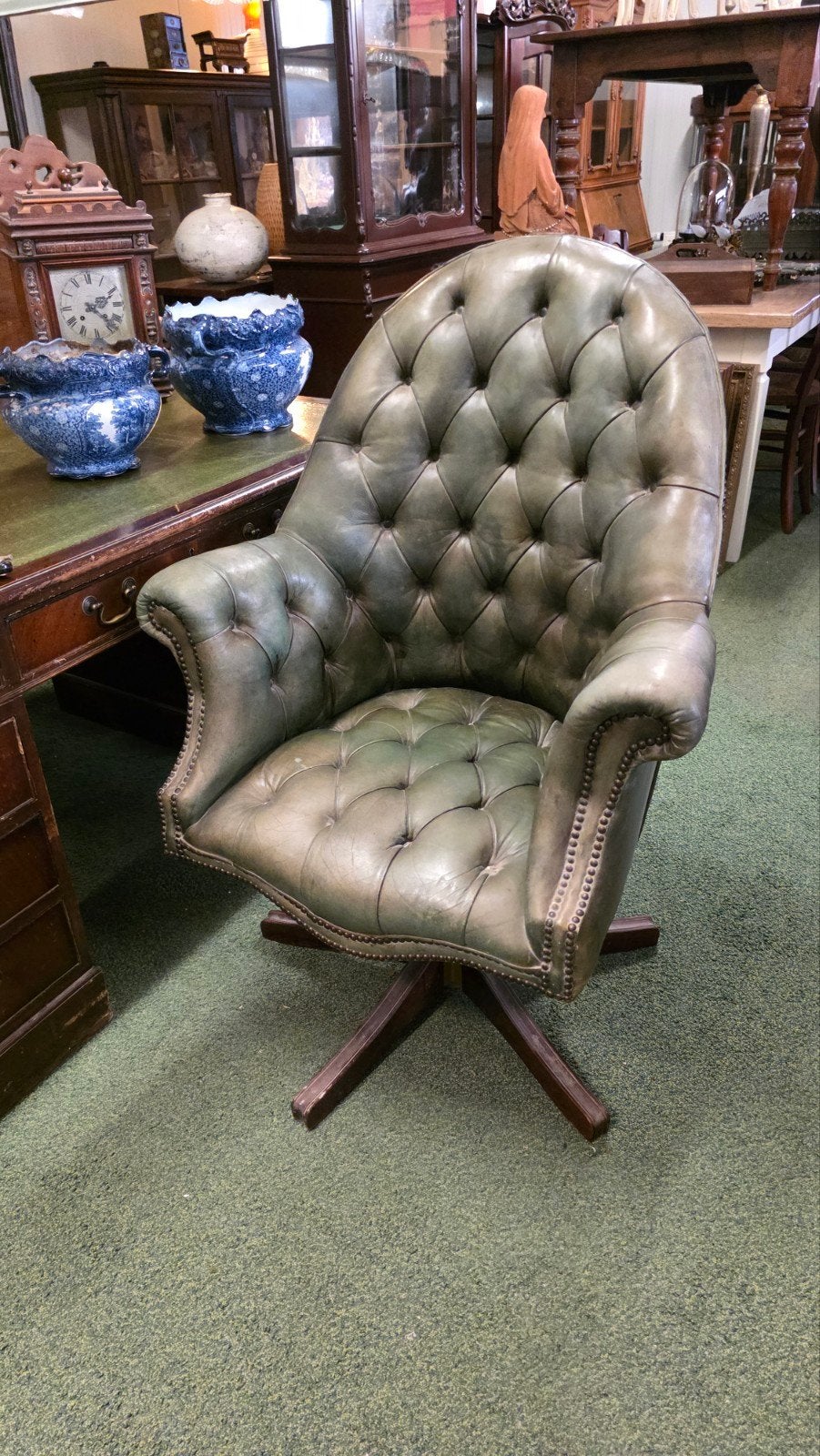 zeer mooie vintage chesterfield captain chair, Antiek en Kunst, Ophalen