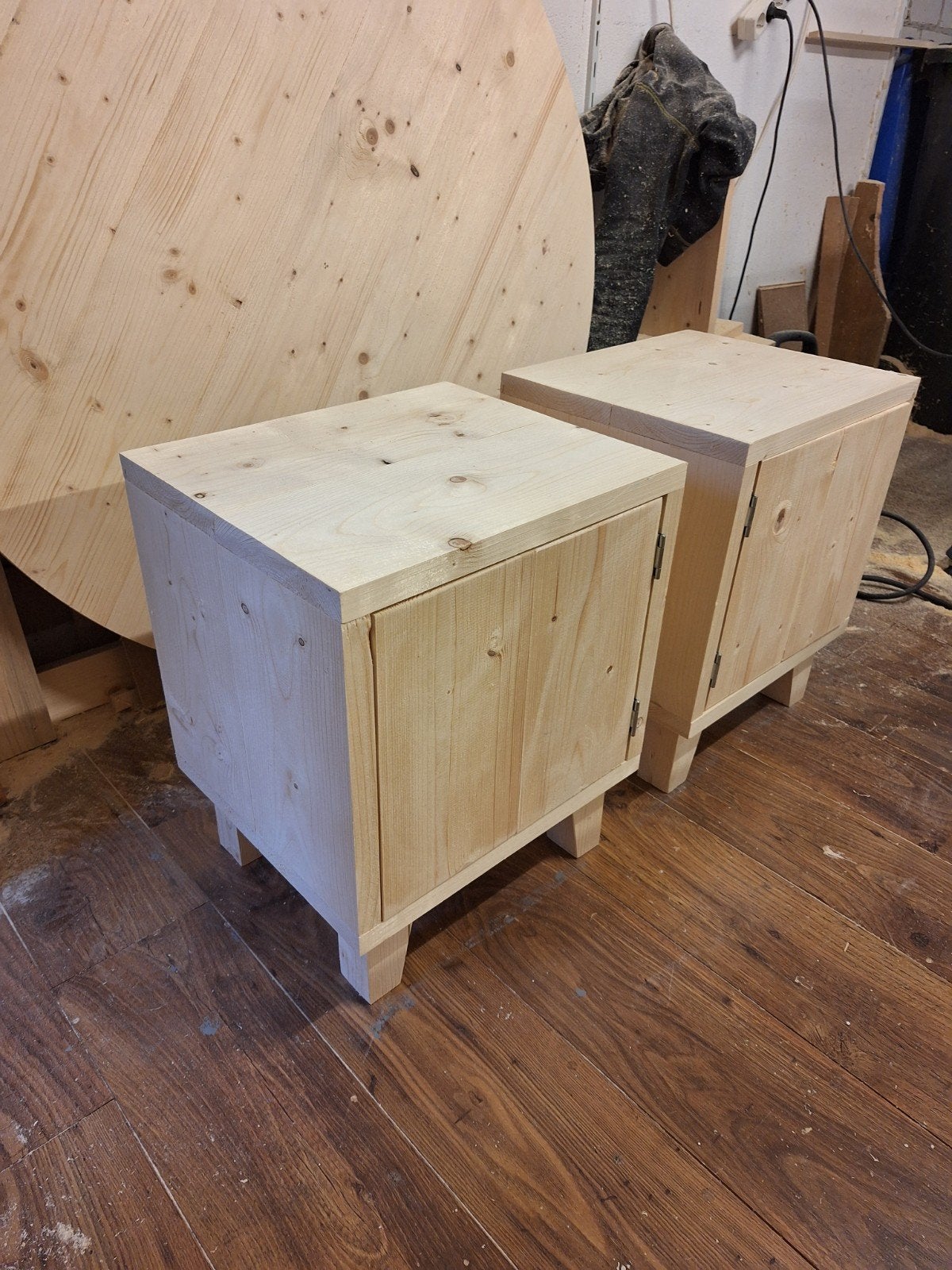 Nachtkastje van terug gedroogd en geschaafd hout, Huis en Inrichting, Slaapkamer | Nachtkastjes, Ophalen, Nieuw