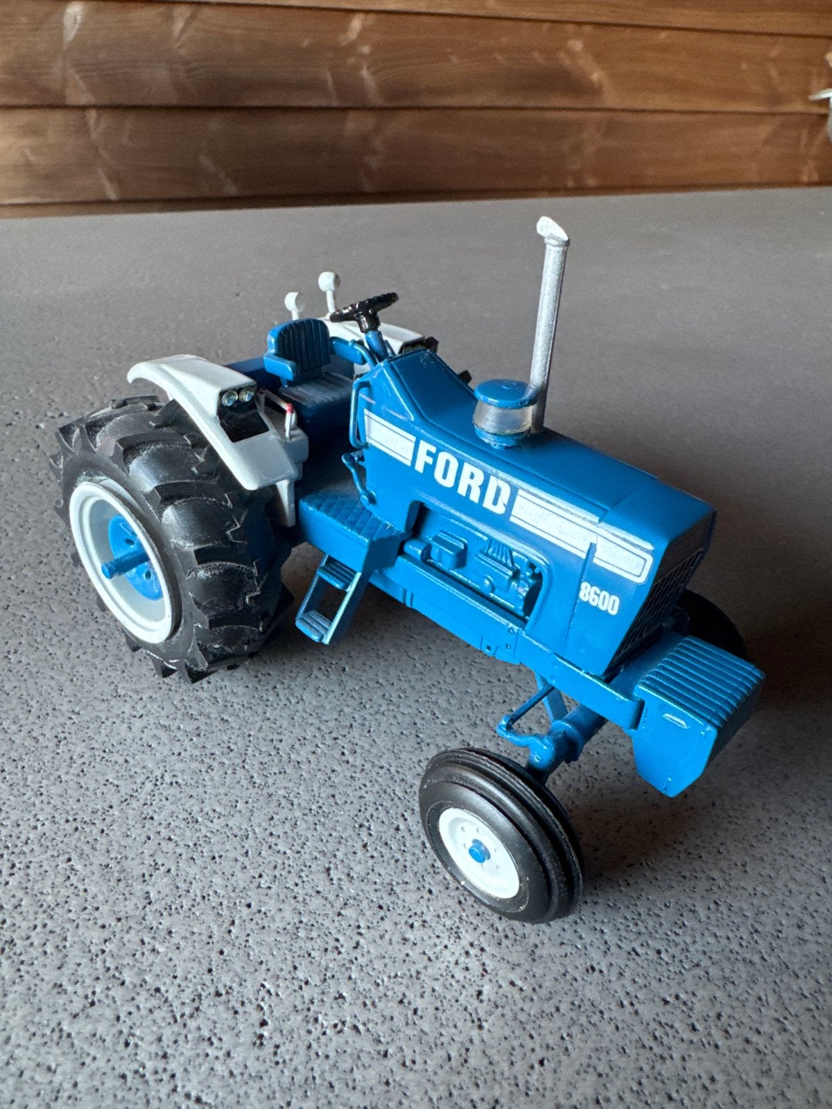 Ford 8600 Tractor Miniatuur 1:32 - Zo goed als nieuw, Hobby en Vrije tijd, Ophalen, Zo goed als nieuw, Tractor of Landbouw, Overige merken