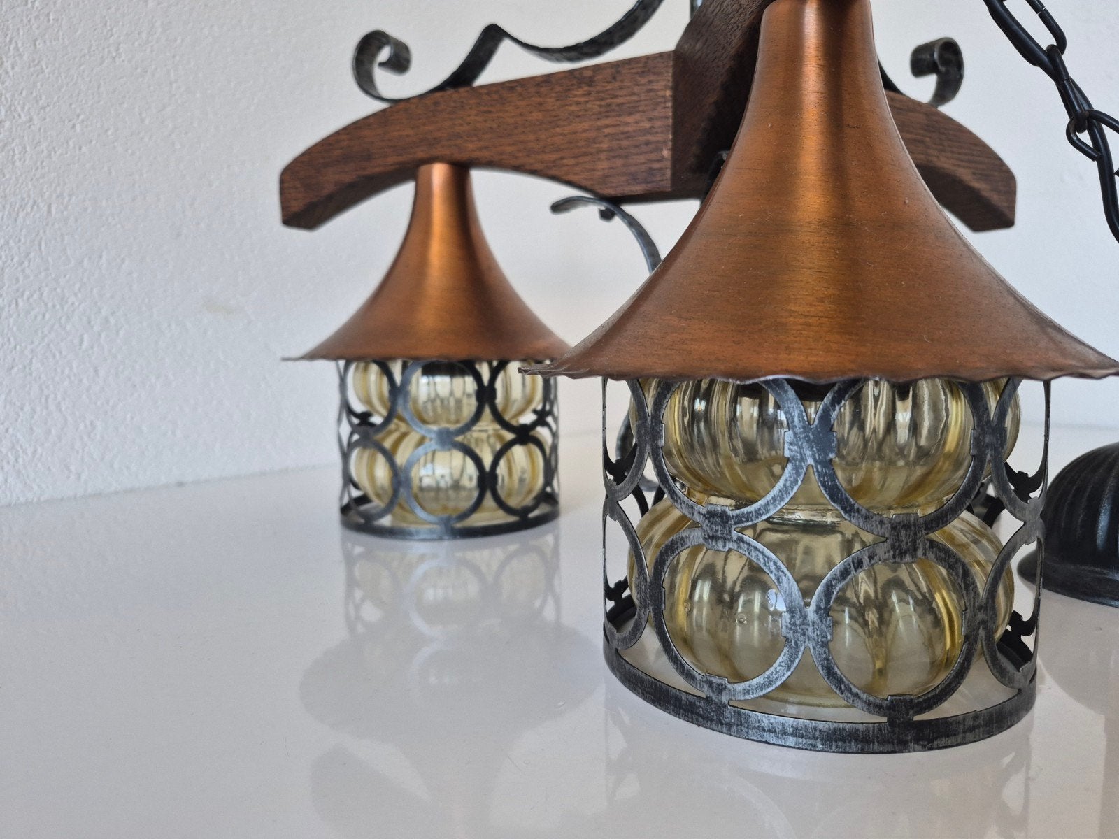 Vintage Mid Century Hanglamp met Koperen Kappen en Smeedijze, Overige fittingen, Ophalen of Verzenden, Zo goed als nieuw, Glas