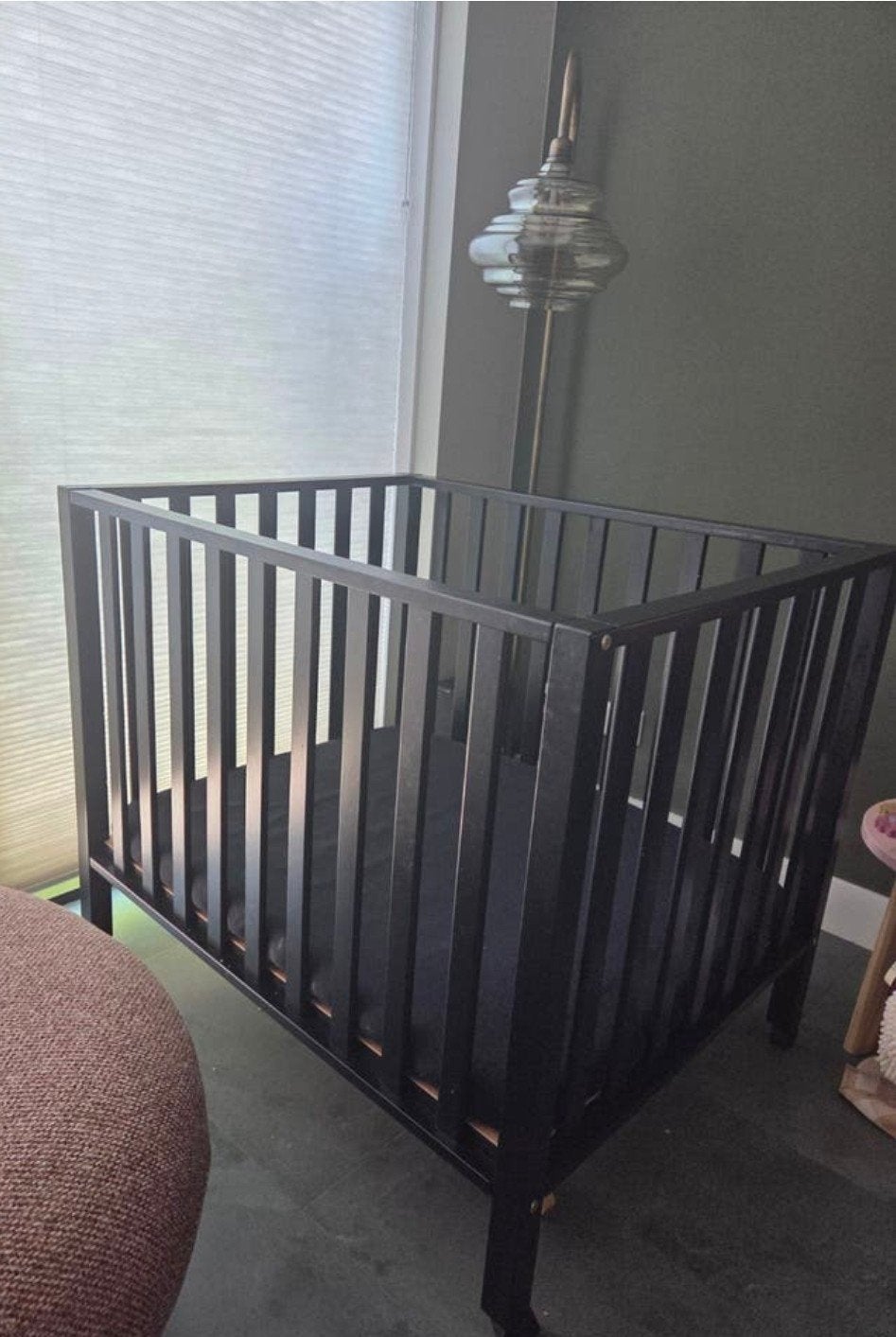 Zwarte box met verstelbare bodem en matras, Kinderen en Baby's, Boxen, Ophalen, Gebruikt, Rechthoekig, In hoogte verstelbaar