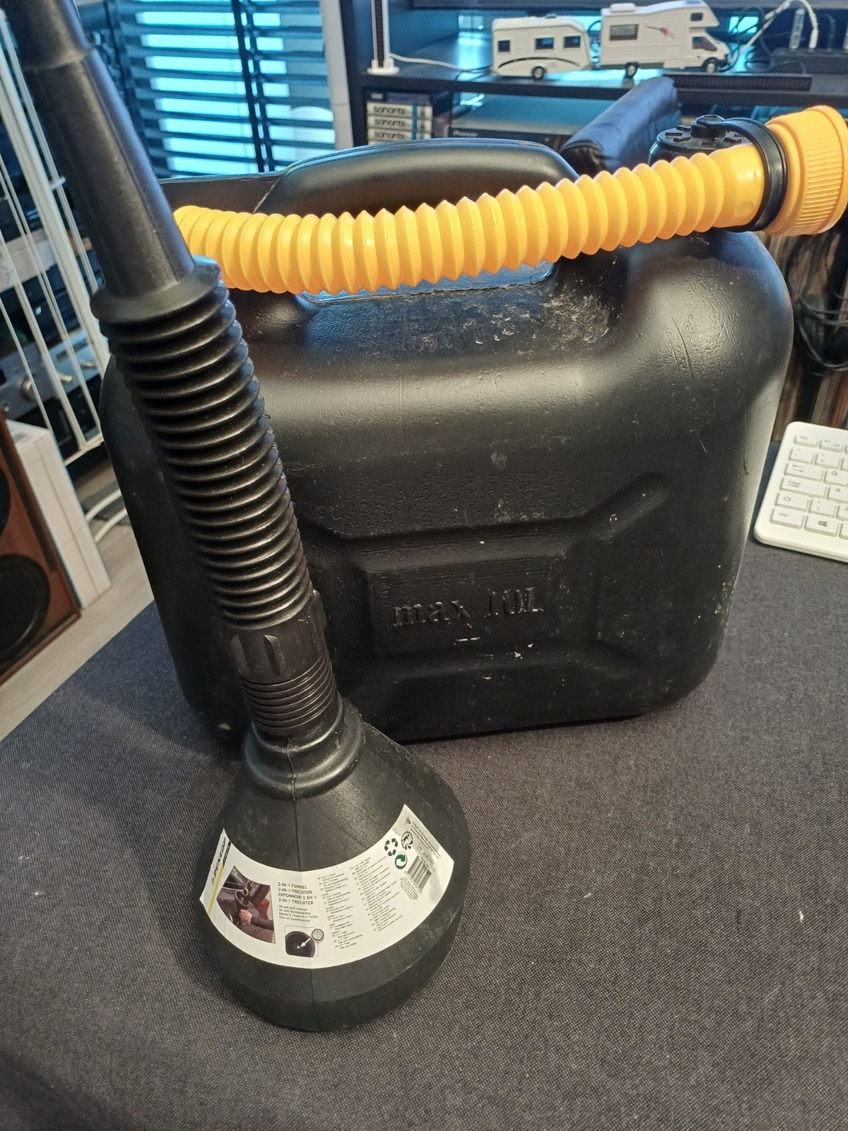 Brandstofkan van 10 liter + lange vultrechter met filter., Ophalen