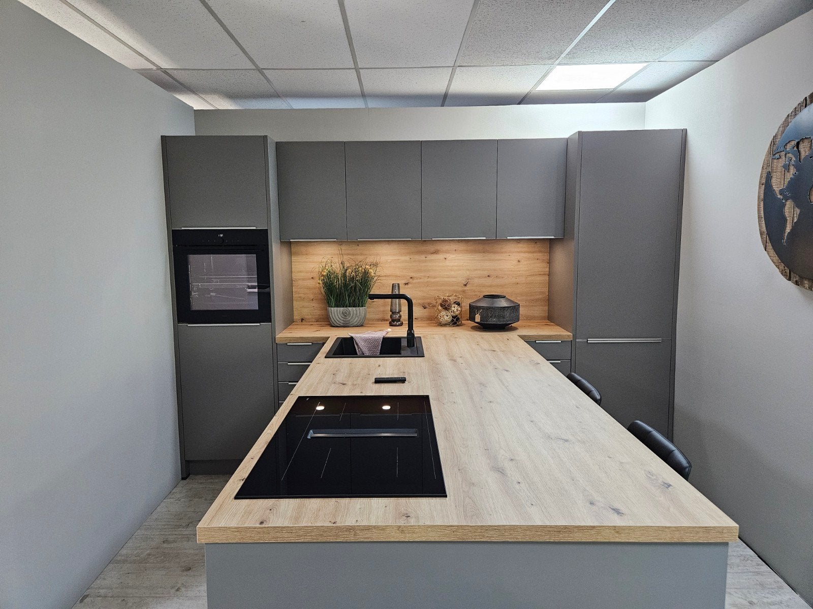 Showroomkeuken  T-opstelling met Pelgrim apparatuur, Ophalen, 75 cm of meer, Nieuw, 200 cm of meer