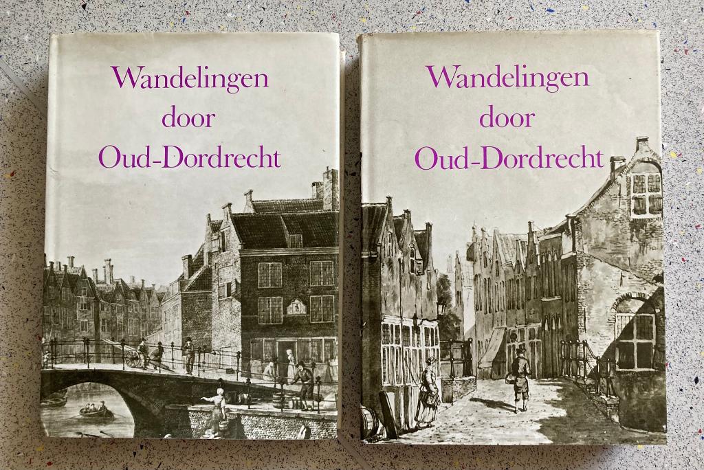 Wandelingen door Oud-Dordrecht Deel 1 en Deel 2, Verzenden, Zo goed als nieuw