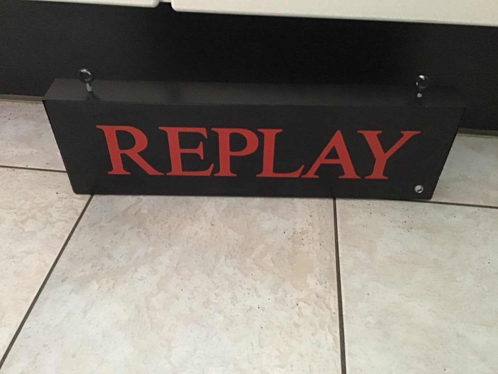 Replay Lichtbak - Zwart met Rode Letters, Verzamelen, Ophalen of Verzenden, Gebruikt, Lichtbak of (neon) lamp