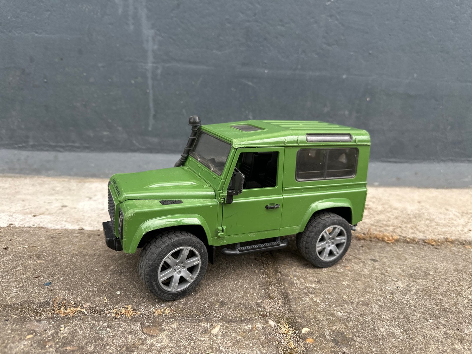 Land Rover Defender modelauto - Groen, Hobby en Vrije tijd, Overige merken, Gebruikt, Auto, 1:32 tot 1:50