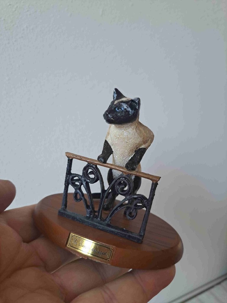 Siamees poes met plateau en hek, kunsthars 6x10x9cm, Verzamelen, Beelden en Beeldjes, Ophalen of Verzenden, Zo goed als nieuw