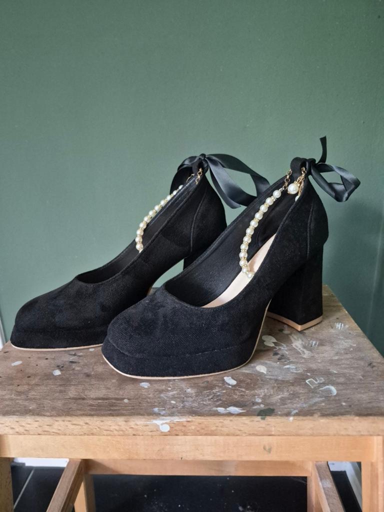 Zwarte suède hakken met parels en linten - Maat 38, Kleding | Dames, Schoenen, Ophalen, Pumps, Zwart, Onbekend