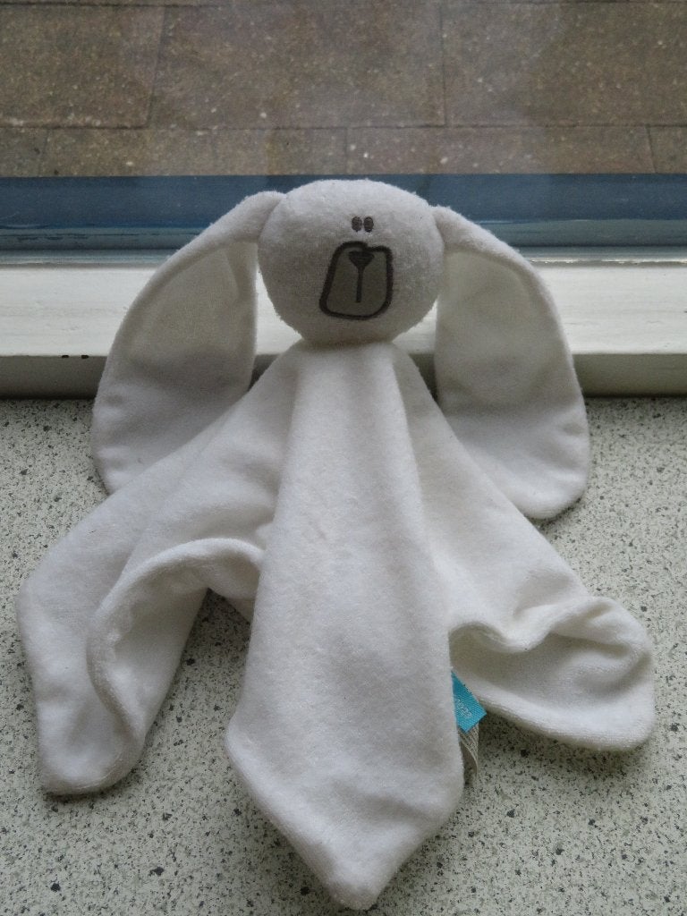 Knuffeldoek wit badstof konijn van Hema met grijze neus, Hema, Konijn, Ophalen of Verzenden, Zo goed als nieuw