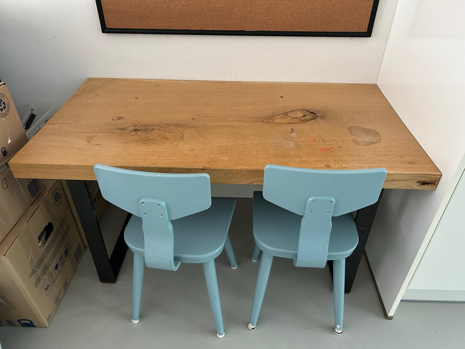 Stevig houten kinderbureau met metalen onderstel, Ophalen, Gebruikt, Hout, Kinderbureau