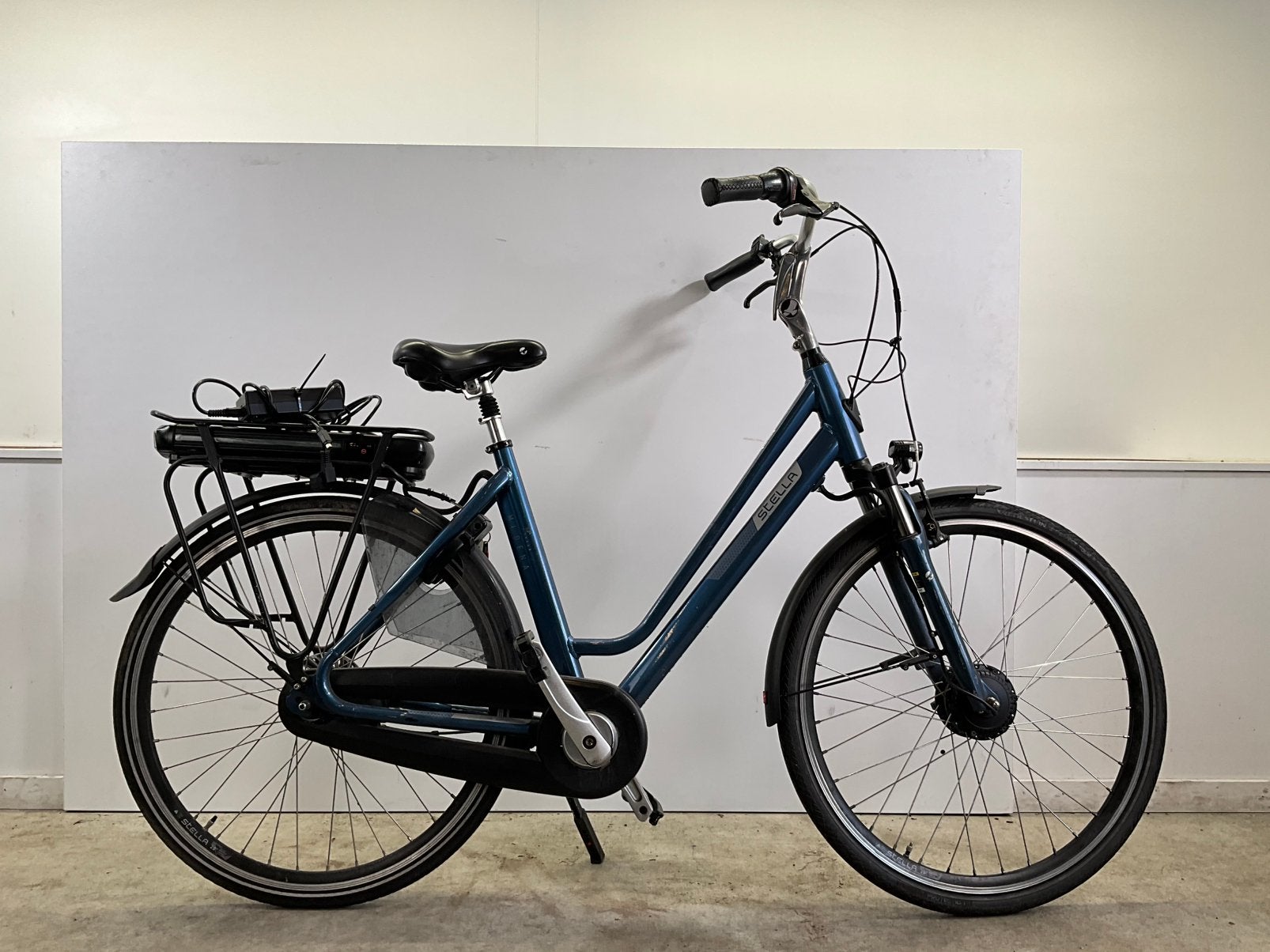 STELLA MODENA ELEKTRISCHE DAMESFIETS 522 WATT, Zo goed als nieuw, 51 tot 55 cm, 50 km per accu of meer, Ophalen