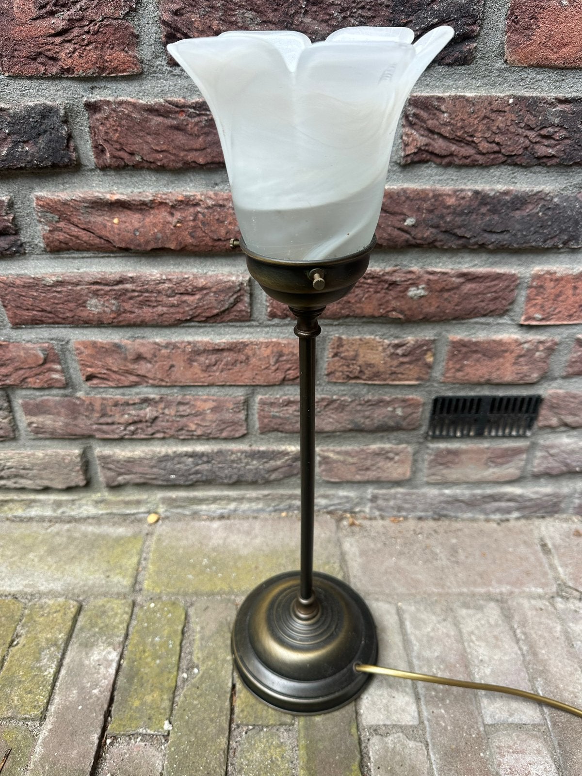 Vintage Tafellamp met Melkglas Bloemkap - Bronskleurig, Met schakelaar, Gebruikt, Vintage, Glas