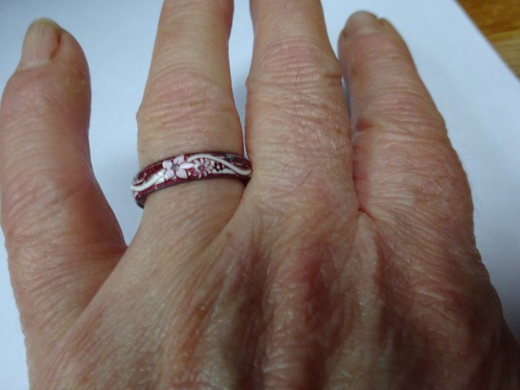 Vintage emaille ring met een rood en wit bloemenpatroon, Sieraden, Tassen en Uiterlijk, Gebruikt, 17 tot 18, Dame, Rood