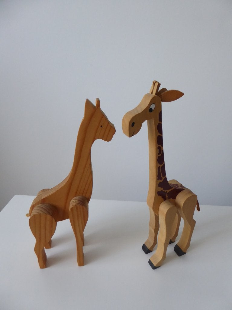 2  grote staande blank houten giraffen (nr 13), Ophalen of Verzenden, Zo goed als nieuw, Wild dier, Beeldje of Figuurtje