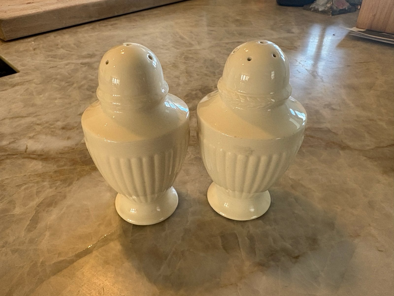 Wedgwood zout- en peperstrooiers set, Beige, Ophalen of Verzenden, Steen/keramiek, Overige typen