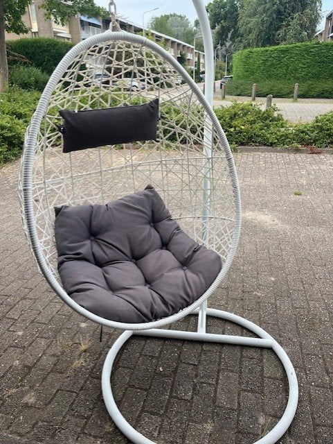 Comfortabele hangstoel wit stalen frame met grijze kussens, Ophalen, Gebruikt, Metaal