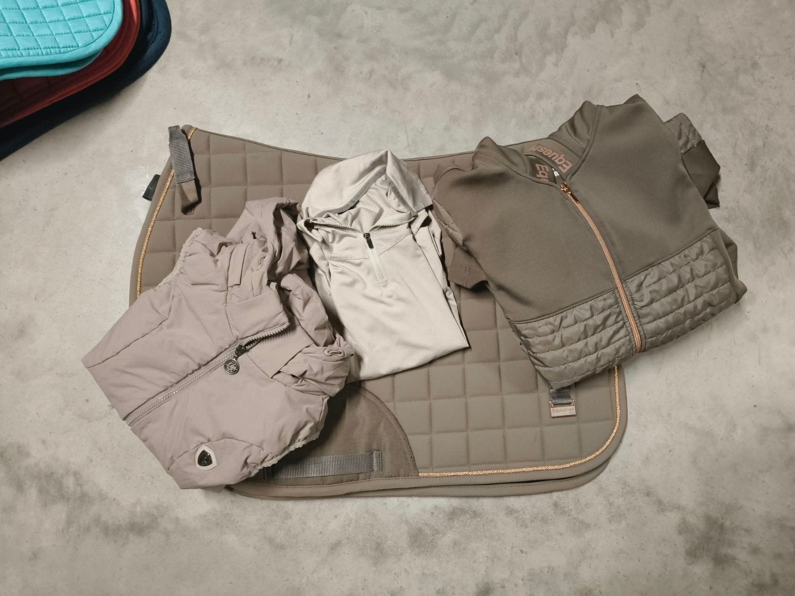 spring setje full,, Dieren en Toebehoren, Full (L), Ophalen of Verzenden, Zo goed als nieuw, Beige