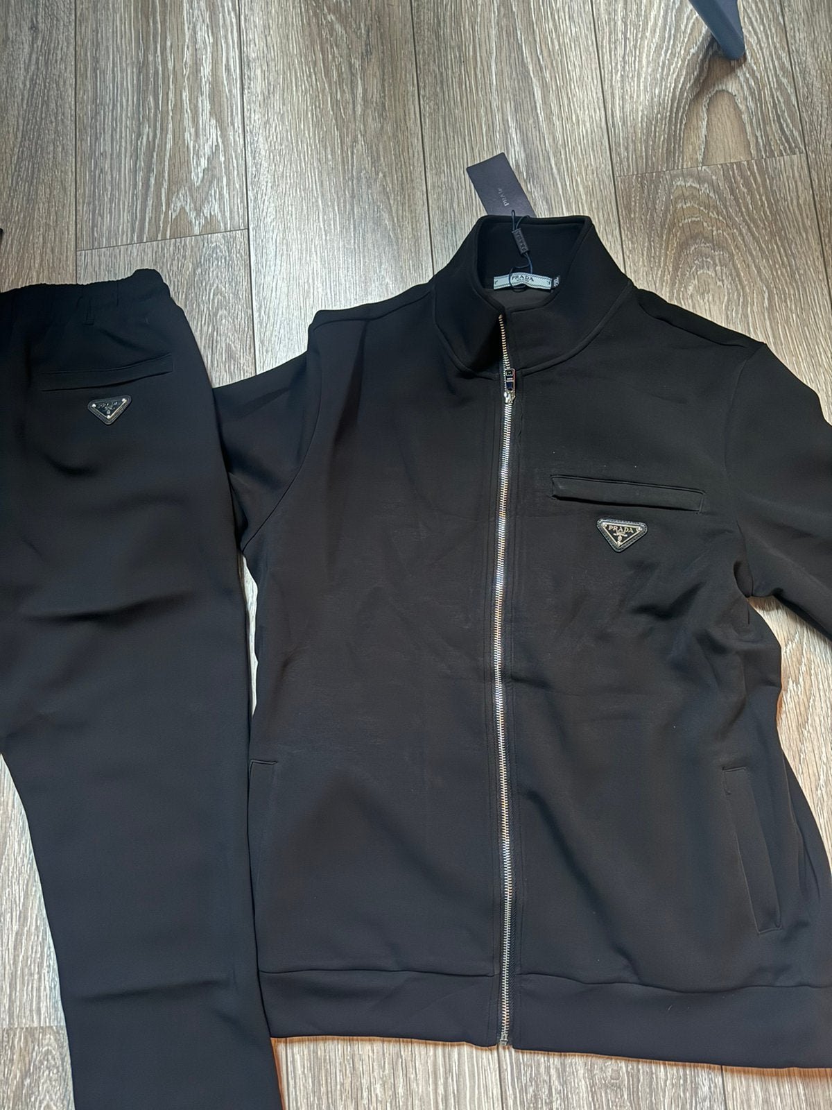 Prada trainingspak, Ophalen, Nieuw