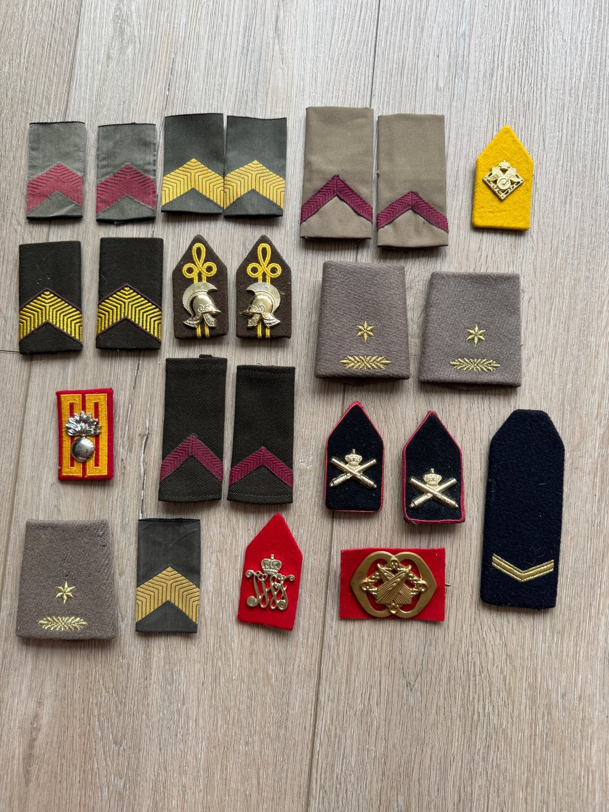 Diverse militaire strepen en emblemen, Ophalen of Verzenden, Overige soorten, Overige gebieden, Embleem of Badge