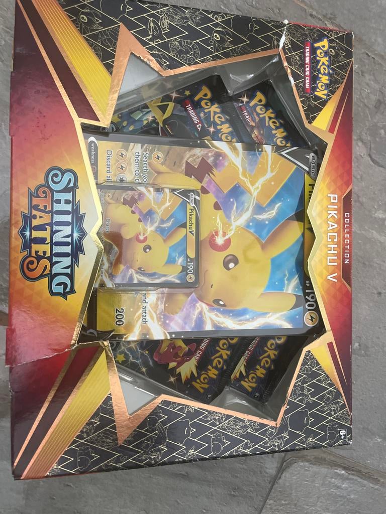 Pokemon Shining Fates Pikachu V Collection, Ophalen of Verzenden, Nieuw, Overige typen
