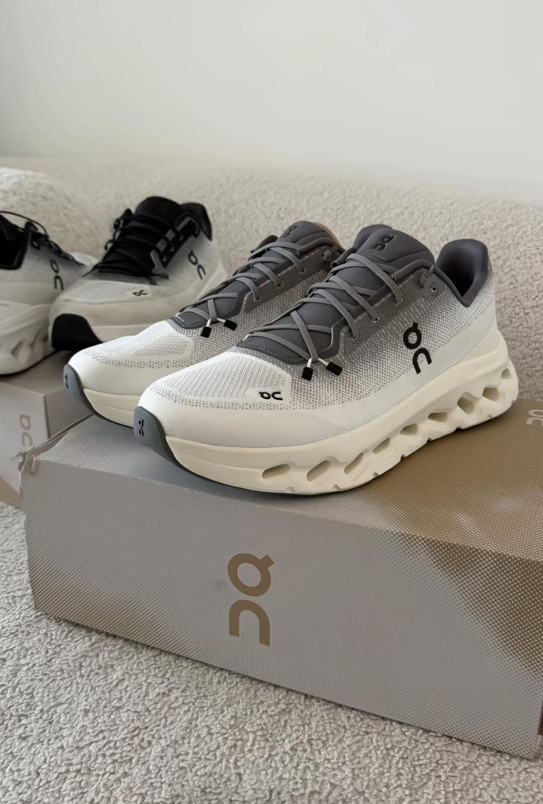 On cloud schoenen - Wit/Grijs maat 45, Kleding | Dames, Schoenen, Ophalen of Verzenden, Zo goed als nieuw, Wit, Sportschoenen
