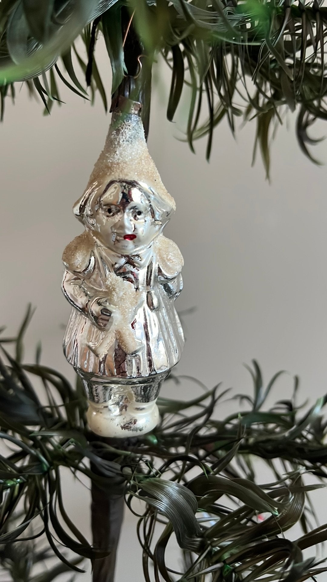 Vintage kerst ornament, Meisje met popje. Jaren 1950., Ophalen of Verzenden, Zo goed als nieuw